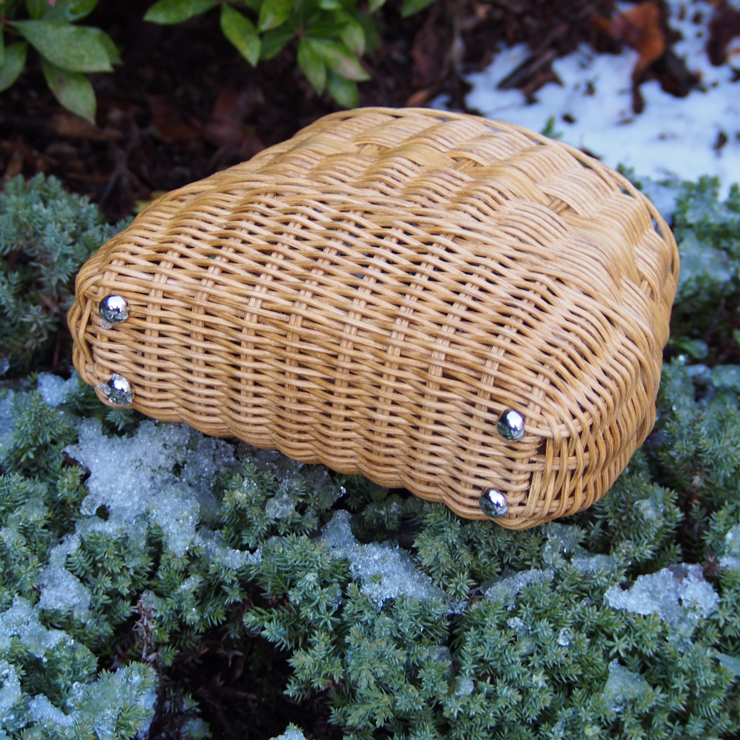 Proutěná kabelka a sníh