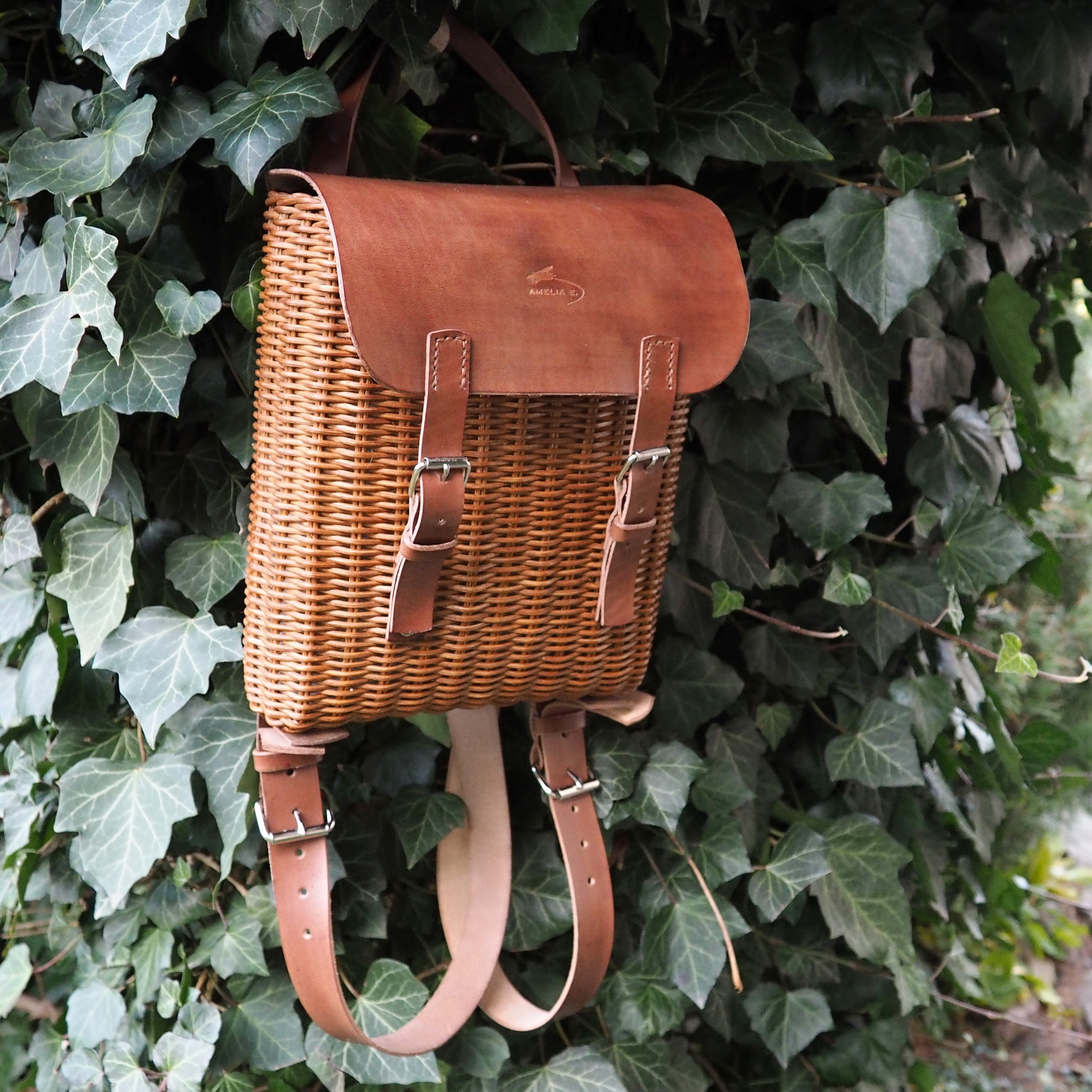 První proutěný batoh v rodině kabelek