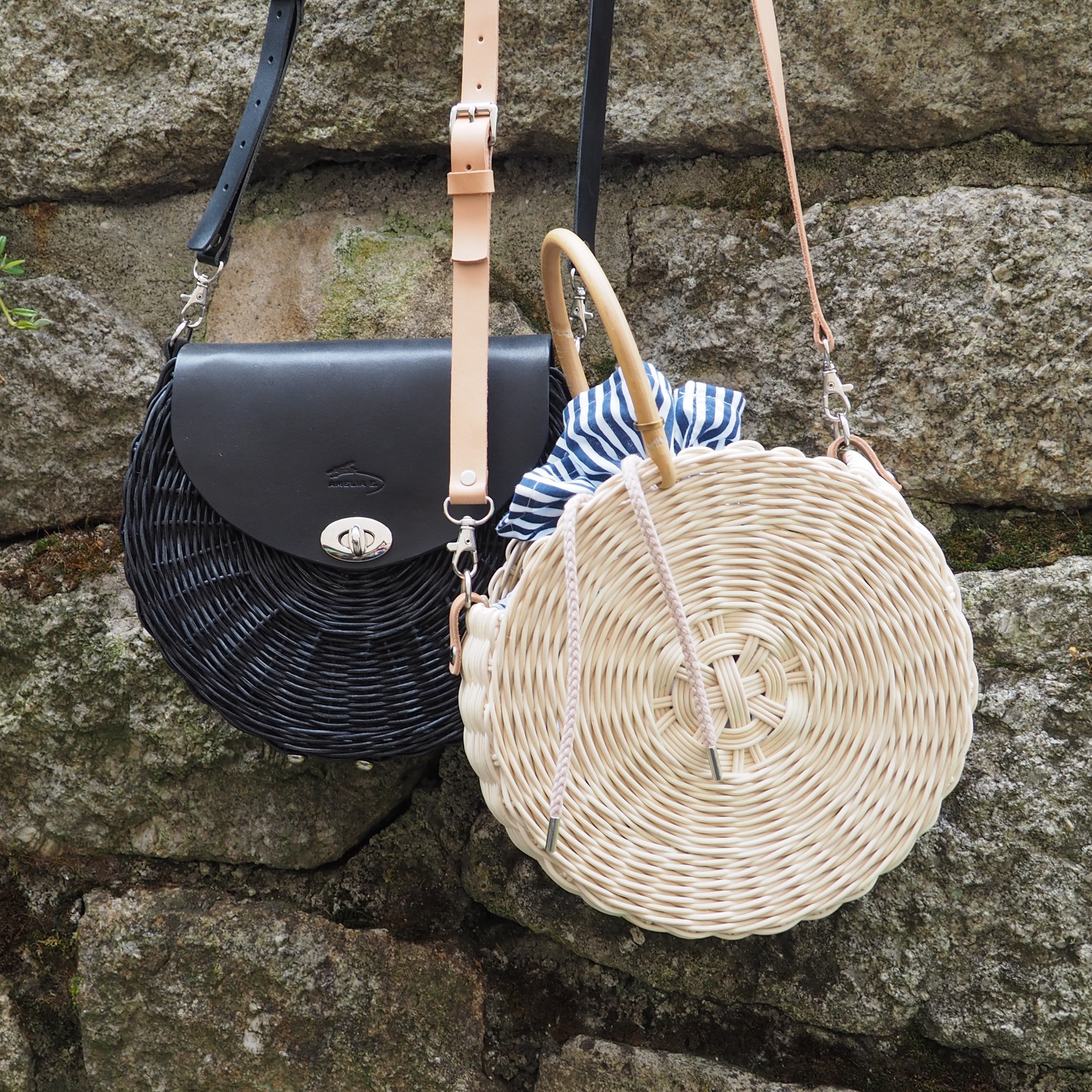 Kulatá kabelka z proutí