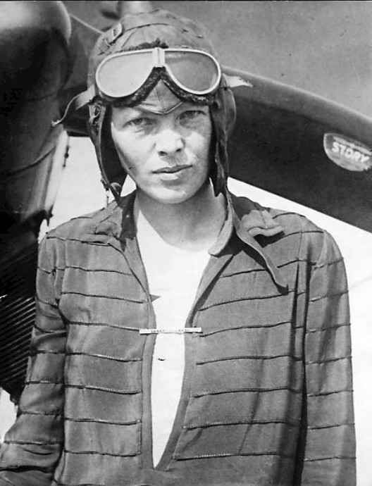 Amelia_Earhart_awaits_transatlantic_flight_1928