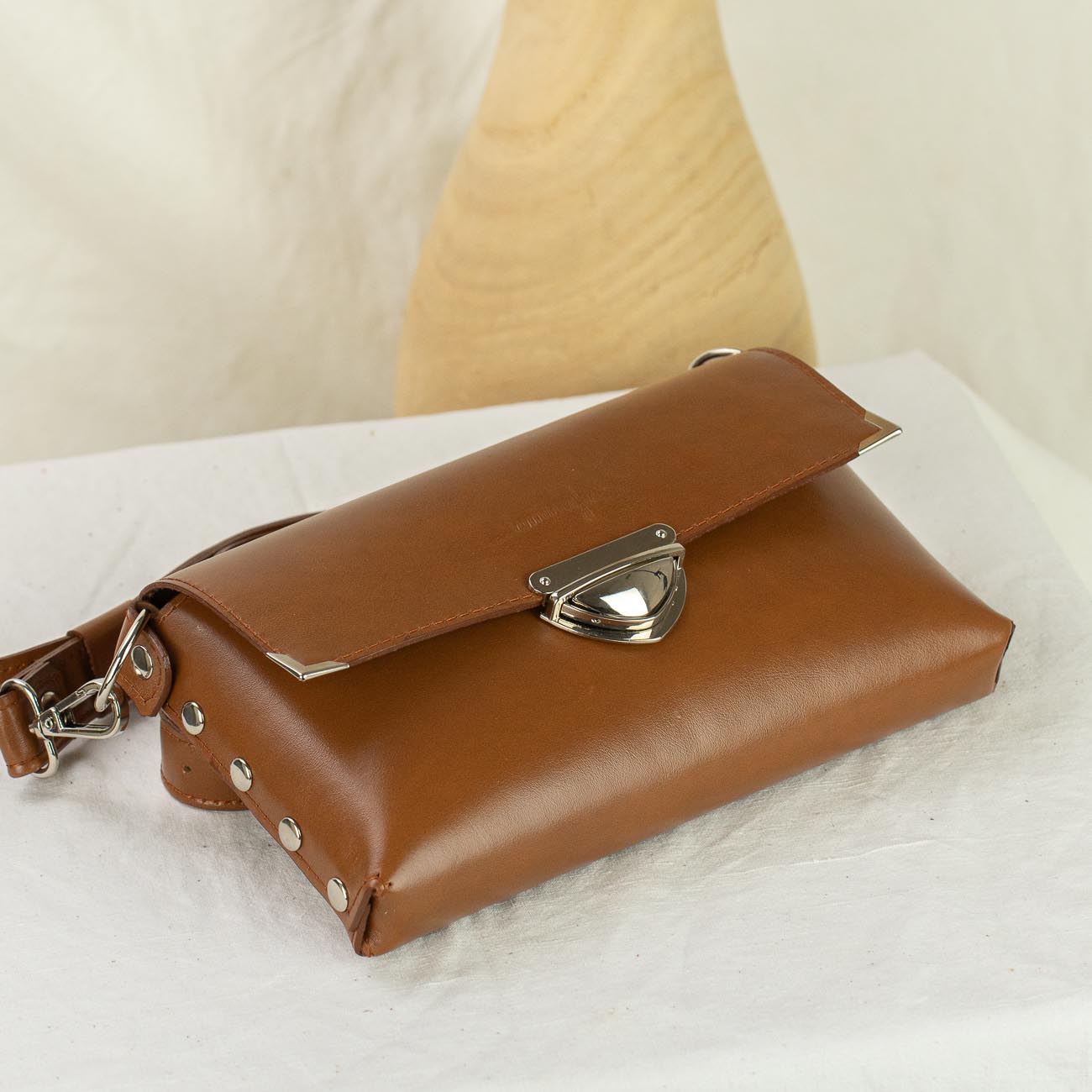 Crossbody kabelka MidiMe v koňakovej farbe brandy