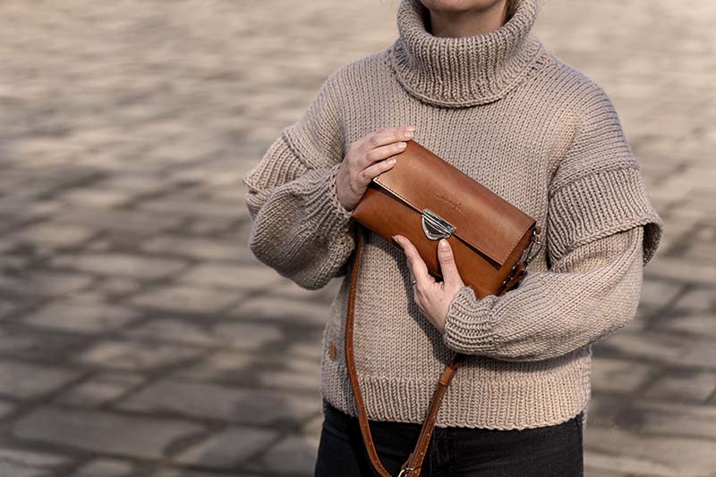 Kožená crossbody kabelka MidiMe na pleci