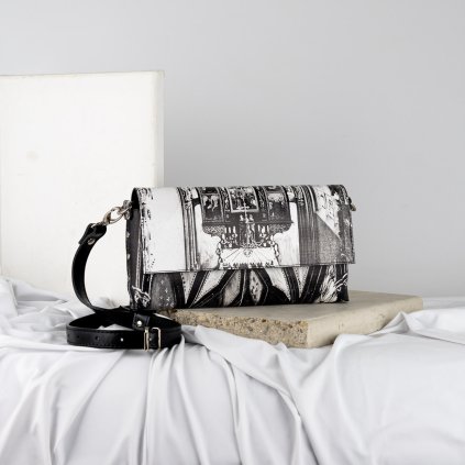 Malá, ručne šitá kožená crossbody kabelka od slovenskej značky Ammyla