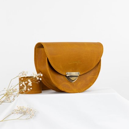 Malá, ručne šitá kožená crossbody kabelka od slovenskej značky Ammyla