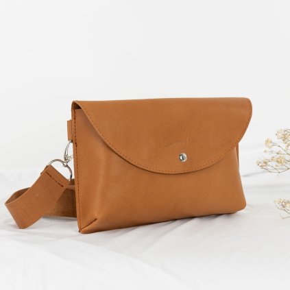 Malá, ručne šitá kožená crossbody kabelka od slovenskej značky Ammyla