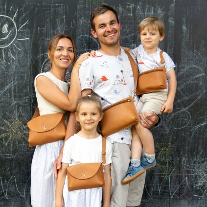 Malá, ručne šitá kožená crossbody kabelka od slovenskej značky Ammyla
