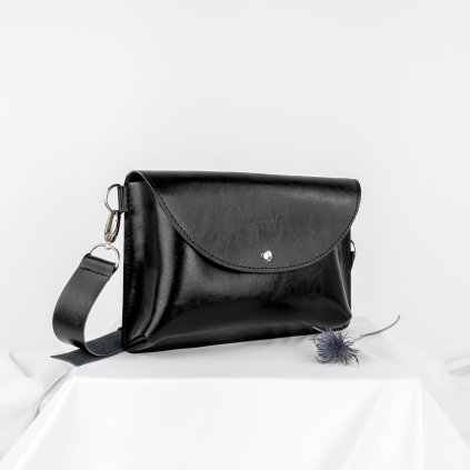 Malá, ručne šitá kožená crossbody kabelka od slovenskej značky Ammyla