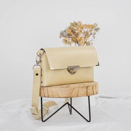Malá, ručne šitá kožená crossbody kabelka od slovenskej značky Ammyla