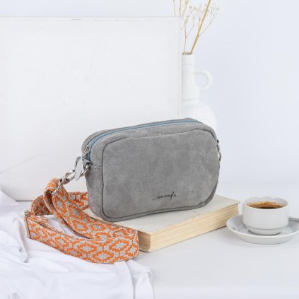 Malá, ručne šitá kožená crossbody kabelka od slovenskej značky Ammyla