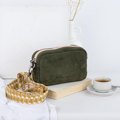 Malá, ručne šitá kožená crossbody kabelka od slovenskej značky Ammyla