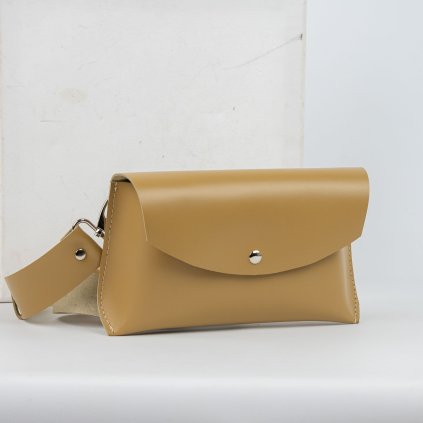Malá, ručne šitá kožená crossbody kabelka od slovenskej značky Ammyla