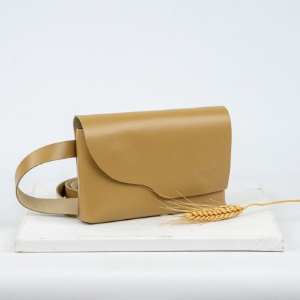 Malá, ručne šitá kožená crossbody kabelka od slovenskej značky Ammyla