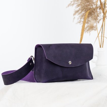 Malá, ručne šitá kožená crossbody kabelka od slovenskej značky Ammyla