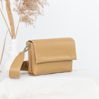 Malá, ručne šitá kožená crossbody kabelka od slovenskej značky Ammyla