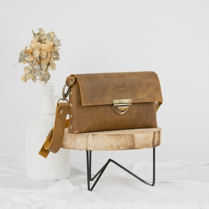 Malá, ručne šitá kožená crossbody kabelka od slovenskej značky Ammyla