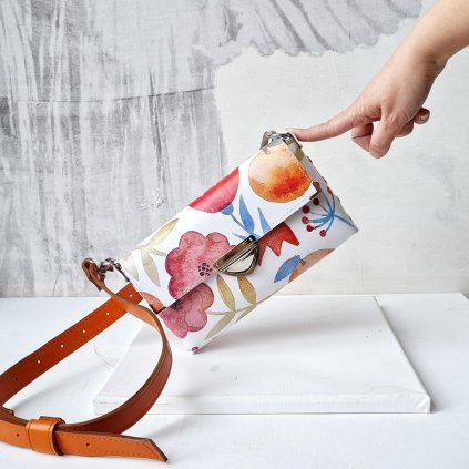 Malá, ručne šitá kožená crossbody kabelka od slovenskej značky Ammyla