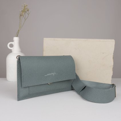 Malá, ručne šitá kožená crossbody kabelka od slovenskej značky Ammyla