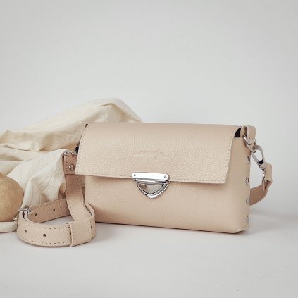 Malá, ručne šitá kožená crossbody kabelka od slovenskej značky Ammyla
