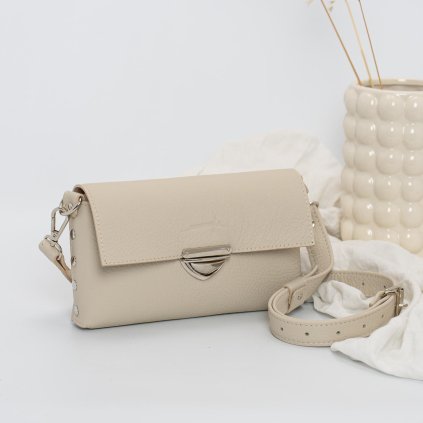 Malá, ručne šitá kožená crossbody kabelka od slovenskej značky Ammyla