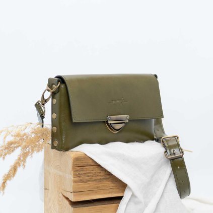 Malá, ručne šitá kožená crossbody kabelka od slovenskej značky Ammyla