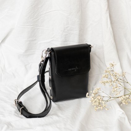 Malá, ručne šitá kožená crossbody kabelka od slovenskej značky Ammyla