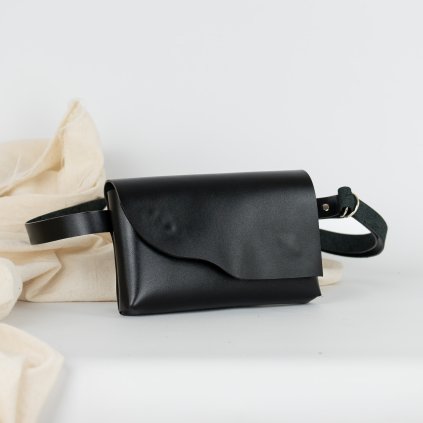 Malá, ručne šitá kožená crossbody kabelka od slovenskej značky Ammyla
