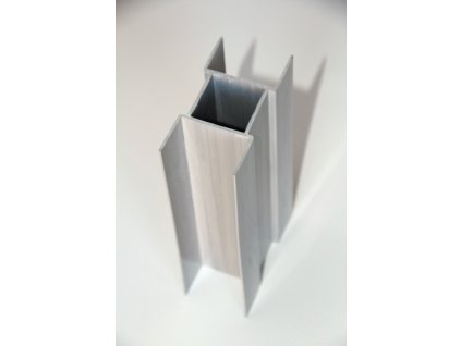 PVC DRŽIAK PODHRABOVEJ DOSKY 30 cm - SIVÝ PRE STĹPIKY 60 x 60 mm - ŠÍRKA DOSKY 4 cm