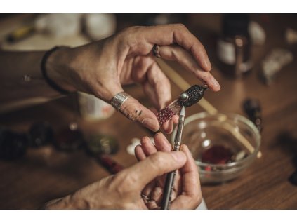 Šperk je víc než ozdoba. Je to vztah mezi tím, kdo tvoří, a tím, kdo jej nosí..zip 11