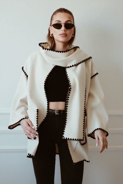 Bílý kabátek s šálou Trend