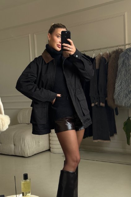 Černá parka s koženkovým límečkem Paola