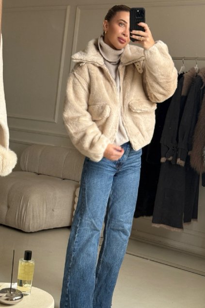 Krémový kožíšek s přezkou Claudia