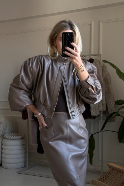 Krátká bežovo-šedá koženková bundička