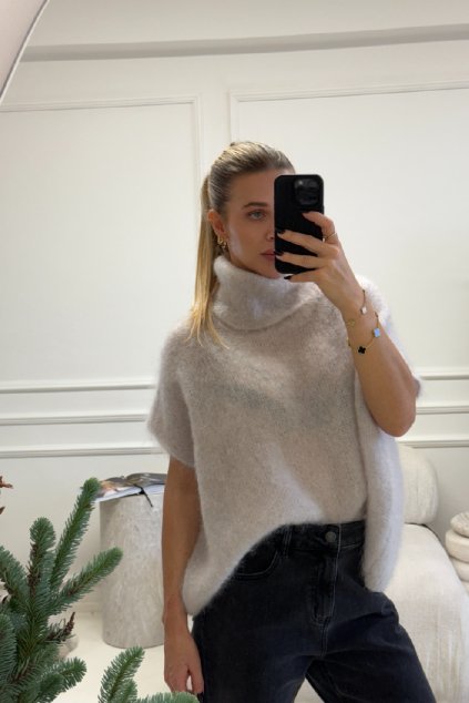 Světle šedý mohérový rolák