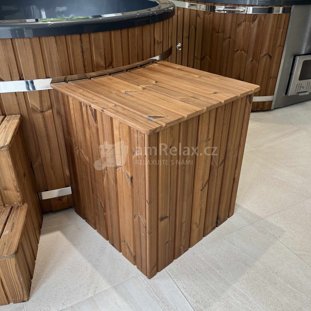 Dřevěný kryt na filtraci ke koupacím sudům