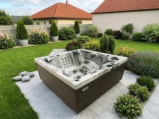Vířivka může být perfektní dominantou celé zahrady.🌱 Nejen, že Vám poskytne nezapomenutelný relax, ale díky svému designu...
