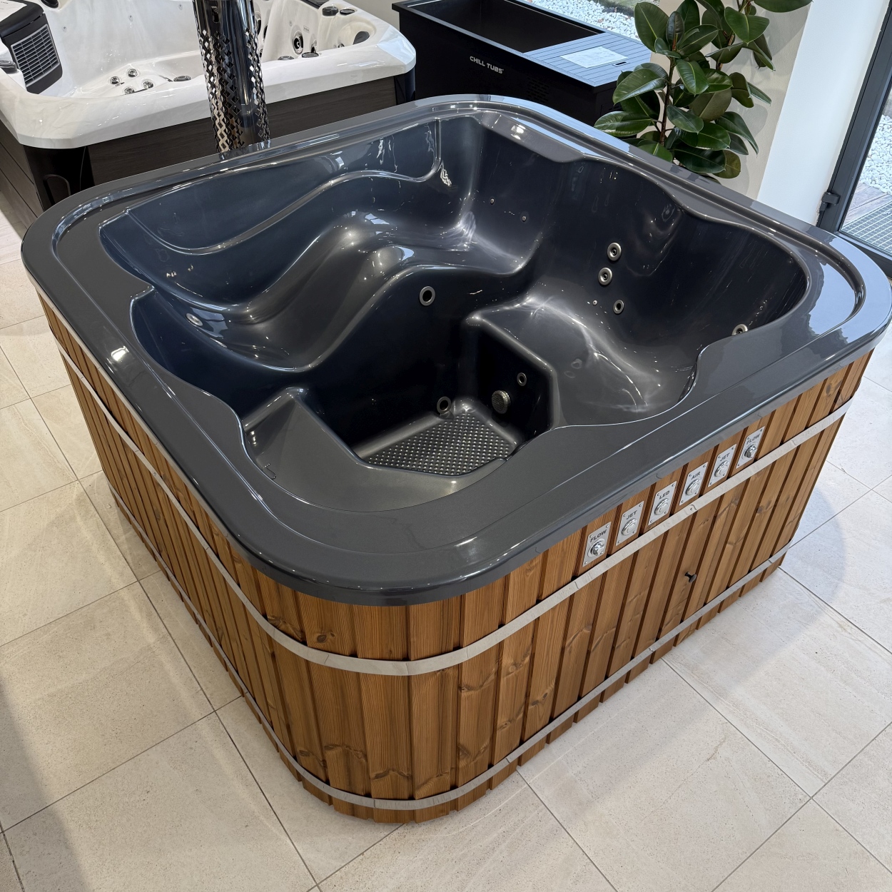 Kúpací sud štvorec Premium s hydromasážnym a aeromasážnym systémom (akrylátová ergonomická vložka, vírivka)
