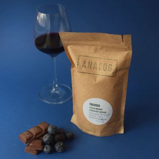 Borůvky 🫐, čokoláda 🍫, dezertní víno 🍷 To jsou chuťové tóny, které můžete rozpoznat v naší Rwandě 🇷🇼. Káva pochází z...