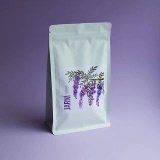 Jarní káva je tu! 💜 Venku to sice dvakrát jarně nevypadá, to ale neznamená, že si jaro nemůžete vytvořit alespoň u Vás...