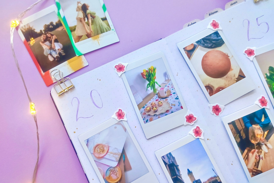 Vzpomínková stránka v diáři s fotkami Instax