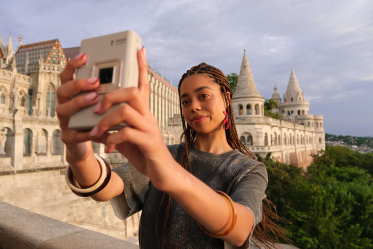 Nový instax mini LiPlay+: Zachyťte vzpomínky obrazem, zvukem a srdcem