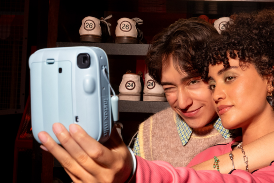 Fujifilm instax mini 13™: stylový instantní fotoaparát s časovačem pro kreativnější focení