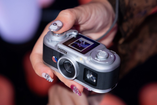 instax Pal 2™: Malý fotoaparát, který nabízí mnohem víc než jen focení
