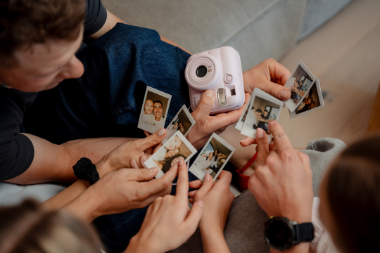 Foťák, který rozjede moment. To je instax mini 13™