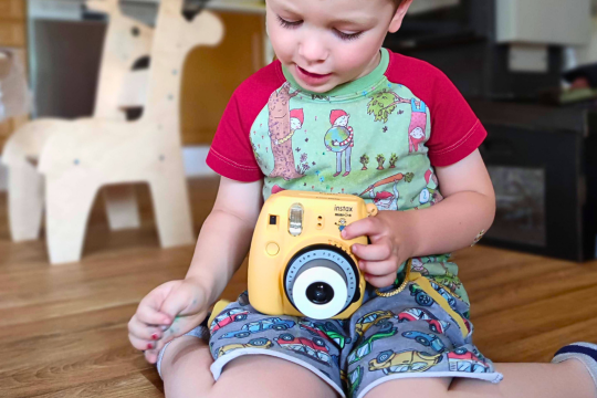 Nejlepší instantní fotoaparát pro děti: Jak vybrat instax™ podle věku a zkušeností malých fotografů