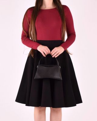 Sukně Punto v nadčasové černé barvě přináší pohodlí a ženskou eleganci pro každý den. 🖤 #pomalamoda #ceskamoda #elegance...