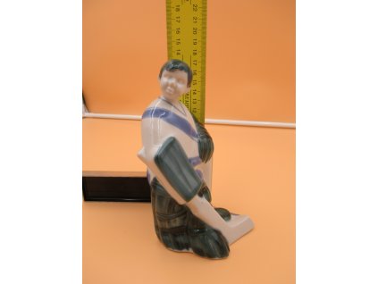 Soška " Kluk brankář "( Junior 2 ).  Starožitný porcelán.