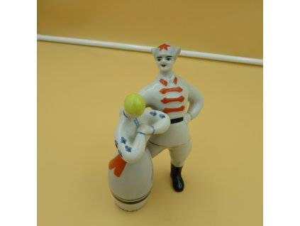 Soška " Tanec. Dívka a Rudý Kavalerista ". Starožitný porcelán.