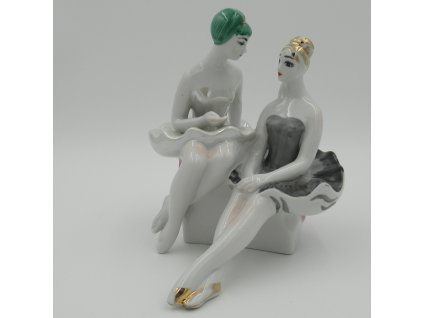 Dvě Baleríny, na přestávce. Sousoší. Porcelán.