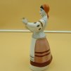 Soška " Dívka držící konvice ". Porcelán.