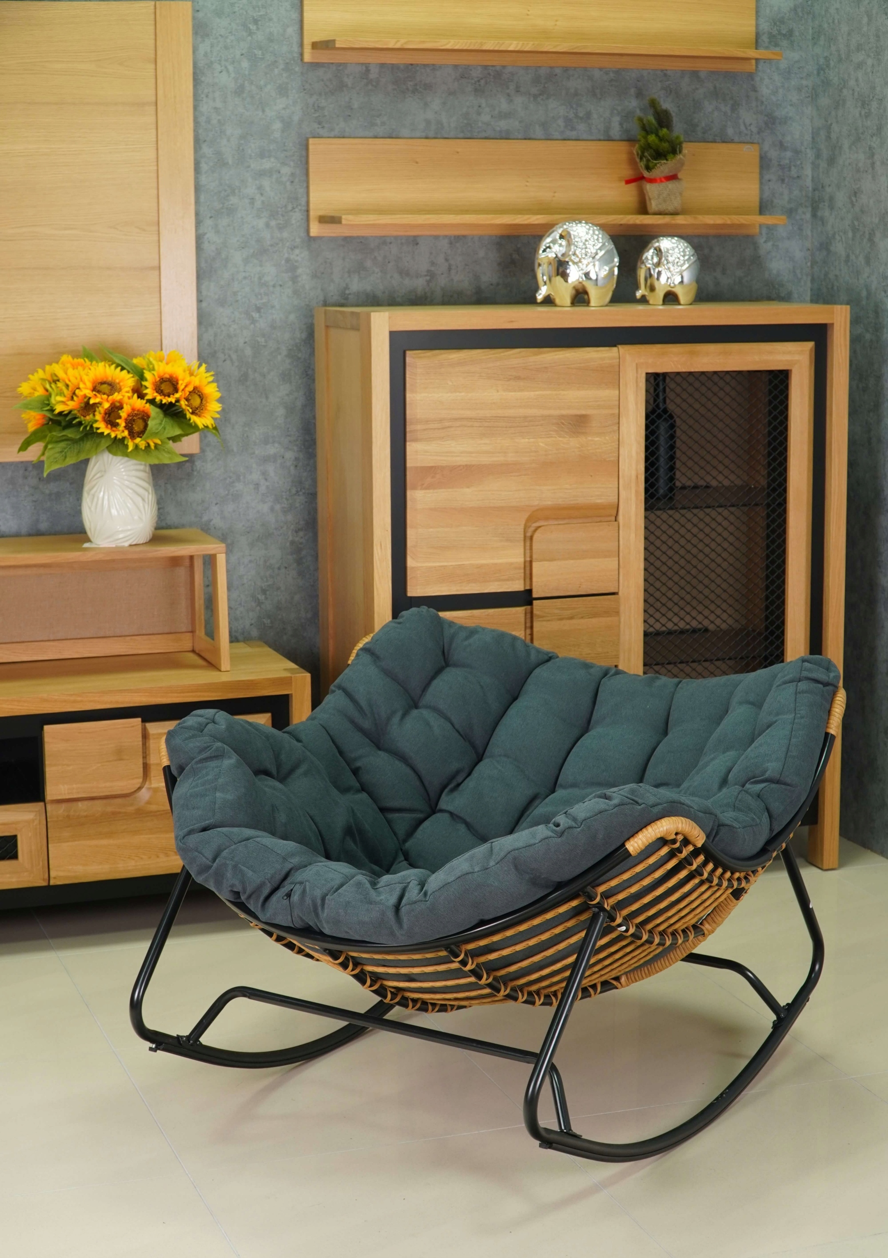 FOTEL-BUJANY-NA-BIEGUNACH-SZARY-METAL-ALABAMA-DO-SALONU-NA-TARAS-Kolekcja-ALABAMA